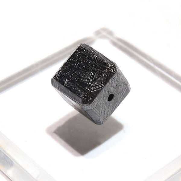 画像1: バラ石　ギベオン＜ナミビア産＞　ブラック　正方形　約12mm　穴あき　一粒売り　宇宙のパワー　隕石　パワーストーン　天然石　品番：16558