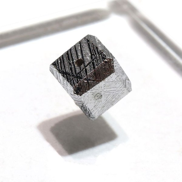 画像1: バラ石　ギベオン＜ナミビア産＞　シルバー　キューブ　約8mm　穴あき　一粒売り　宇宙のパワー　隕石　パワーストーン　天然石　品番：16605
