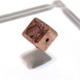画像1: バラ石　ギベオン＜ナミビア産＞　ピンクゴールド　キューブ　約8mm　穴あき　一粒売り　宇宙のパワー　隕石　パワーストーン　天然石　品番：16606 (1)