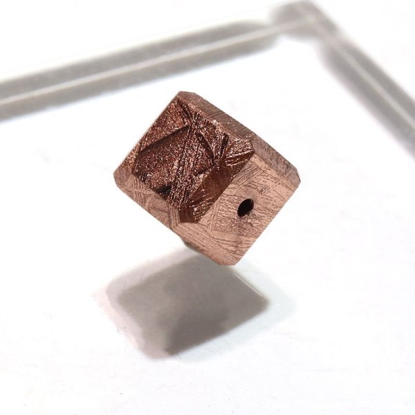 画像1: バラ石　ギベオン＜ナミビア産＞　ピンクゴールド　キューブ　約8mm　穴あき　一粒売り　宇宙のパワー　隕石　パワーストーン　天然石　品番：16606