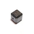 画像2: バラ石　ギベオン＜ナミビア産＞　ブラック　正方形　約8mm　穴あき　一粒売り　宇宙のパワー　隕石　パワーストーン　天然石　品番：16620 (2)