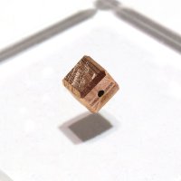 バラ石　ギベオン＜ナミビア産＞　ピンクゴールド　正方形　約6mm　穴あき　一粒売り　宇宙のパワー　隕石　パワーストーン　天然石　品番：16615