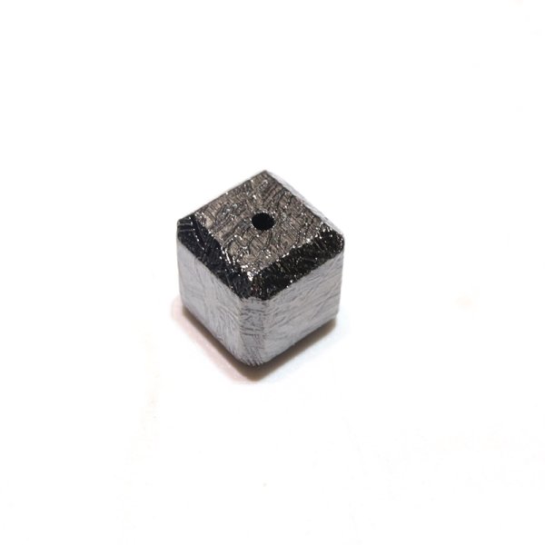 画像4: バラ石　ギベオン＜ナミビア産＞　ブラック　正方形　約8mm　穴あき　一粒売り　宇宙のパワー　隕石　パワーストーン　天然石　品番：16620