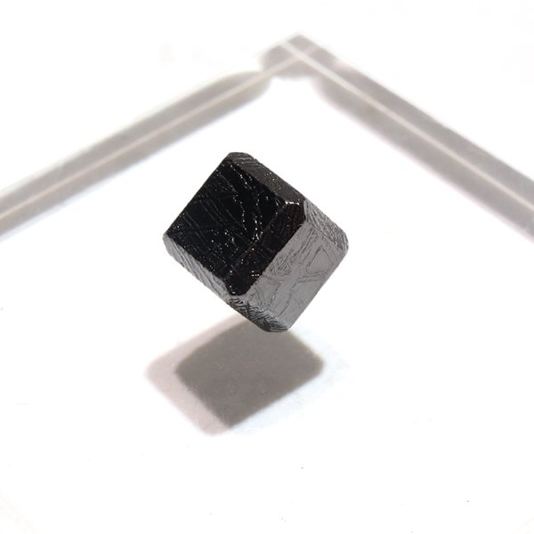 画像1: バラ石　ギベオン＜ナミビア産＞　ブラック　正方形　約8mm　穴あき　一粒売り　宇宙のパワー　隕石　パワーストーン　天然石　品番：16620