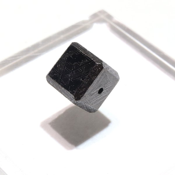 画像1: バラ石　ギベオン＜ナミビア産＞　ブラック　正方形　約10mm　穴あき　一粒売り　宇宙のパワー　隕石　パワーストーン　天然石　品番：16623