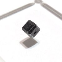 バラ石　ギベオン＜ナミビア産＞　ブラック　正方形　約6mm　穴あき　一粒売り　宇宙のパワー　隕石　パワーストーン　天然石　品番：16616