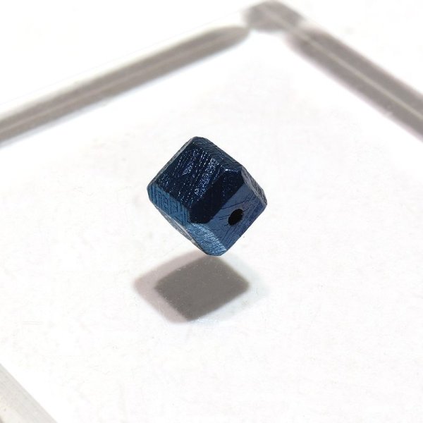 画像1: バラ石　ギベオン＜ナミビア産＞　ブルー　正方形　約6mm　穴あき　一粒売り　宇宙のパワー　隕石　パワーストーン　天然石　品番：16617