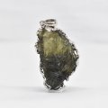 【現品限り】ペンダントトップ　原石　モルダバイト＜チェコ産＞　約7.14g　証明書付き　silver925　シルバー　日本製　才能　能力　魔除け　厄除け　パワーストーン　天然石　※社内在庫　品番：16679