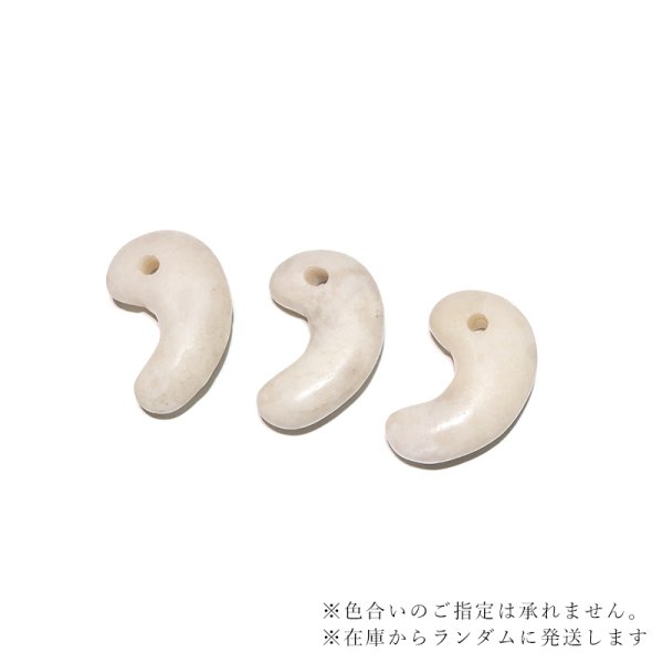 画像4: 【日本銘石】勾玉　糸魚川翡翠＜新潟県＞　白　中　約25mm　証明書付き　穴あき　日本製　国石　安定　平穏　慈悲　智恵　パワーストーン　天然石　品番：17099