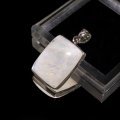 【自社製アクセサリー10点以上でクーポン使用後30％OFF対象商品（クーポン番号：AC30）】ペンダントトップ　レインボームーンストーン　スクエアカット　スリランカ産　silver925　シルバー　ケース付き　日本製　人間の情緒　社交性　喜び　パワーストーン　天然石　品番：17141