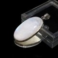 【自社製アクセサリー10点以上でクーポン使用後30％OFF対象商品（クーポン番号：AC30）】ペンダントトップ　レインボームーンストーン　オーバルカット　スリランカ産　silver925　シルバー　ケース付き　日本製　人間の情緒　社交性　喜び　パワーストーン　天然石　品番：17137