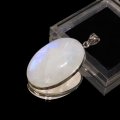 【自社製アクセサリー10点以上でクーポン使用後30％OFF対象商品（クーポン番号：AC30）】ペンダントトップ　レインボームーンストーン　オーバルカット　スリランカ産　silver925　シルバー　ケース付き　日本製　人間の情緒　社交性　喜び　パワーストーン　天然石　品番：17138
