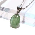 【自社製アクセサリー10点以上でクーポン使用後30％OFF対象商品（クーポン番号：AC30）】ペンダントトップ　グリーンカイヤナイト　タンブル　ブラジル産　ケース付き　ステンレス　シルバー　日本製　強さ　平安　自立　パワーストーン　天然石　品番：17788