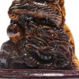 画像3: 【一点物】置物　タイガーアイ　龍　アフリカ産　台付き　風水　家庭円満　出世　商運　財運　金運　仕事運　お守り　パワーストーン　天然石　品番：17840 (3)