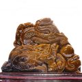 【一点物】置物　タイガーアイ　龍　アフリカ産　台付き　風水　家庭円満　出世　商運　財運　金運　仕事運　お守り　パワーストーン　天然石　品番：17862
