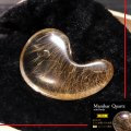 勾玉　ルチル入りマニハール水晶　インド　マニハール地方産　約22〜24×33〜35mm　桐箱入り　ヒマラヤ水晶　品番：19080