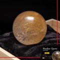 【一点物】丸玉　ルチル入りマニハール水晶　インド　マニハール地方産　約36mm　桐箱入り　ヒマラヤ水晶　品番：19086