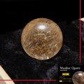 【一点物】丸玉　ルチル入りマニハール水晶　インド　マニハール地方産　約27mm　桐箱入り　ヒマラヤ水晶　品番：19098