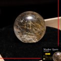 【一点物】丸玉　ルチル入りマニハール水晶　インド　マニハール地方産　約28mm　桐箱入り　ヒマラヤ水晶　品番：19095