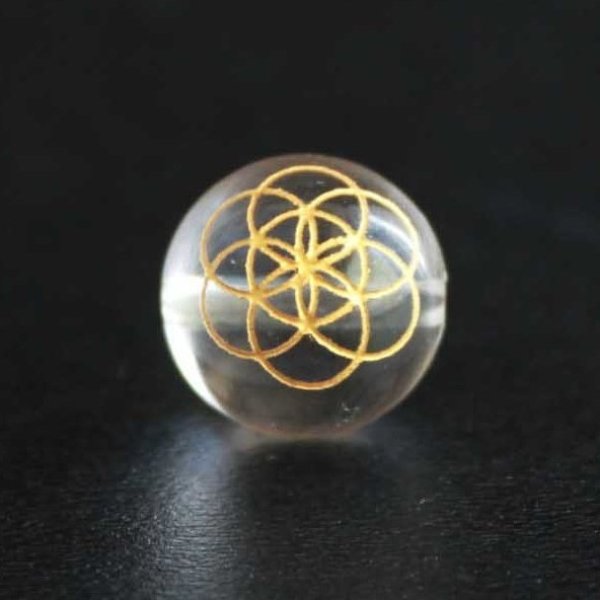 画像1: 【オリジナル商品】カービング　神聖幾何学模様　シードオブライフ　水晶(金彫り)　12mm　　品番： 9134
