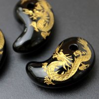 勾玉　オニキス　龍(金彫り)　3cm×1.8cm　　品番： 7979