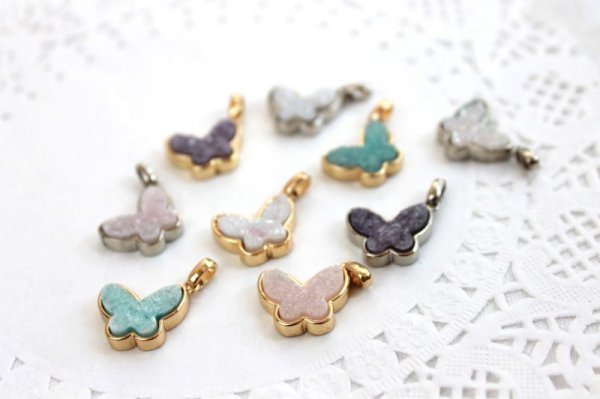 画像2: ドゥルージー SVバタフライチャーム(ホワイト) 1.5cm×1.0cm パーツ 素材 アクセサリー 天然石  品番: 9746 (2)