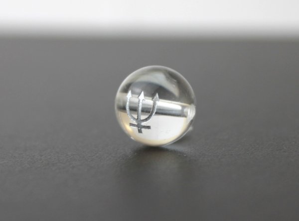 画像2: 【オリジナル商品】カービング 占星術 海王星 水晶(銀彫り) 12mm  品番: 9921 (2)