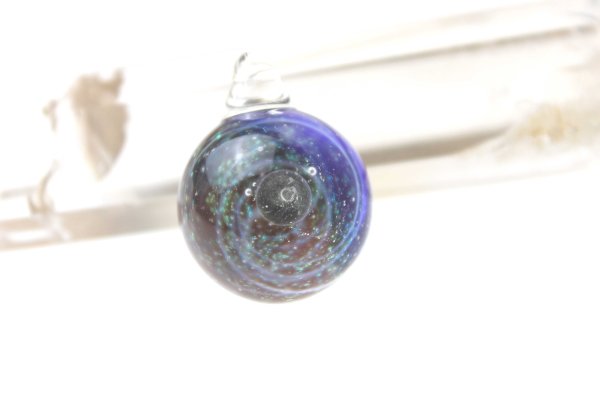 画像2: 【テクタイト入り!】宇宙を閉じ込めたガラスのペンダントトップ C  品番: 7583 (2)