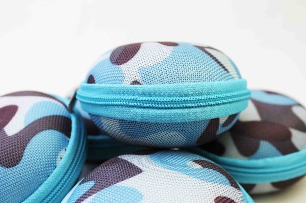 画像2: 持ち運びに便利♪マカロン型ユーズフルケース(迷彩メッシュブルー)　マカロンケース　品番： 10653 (2)