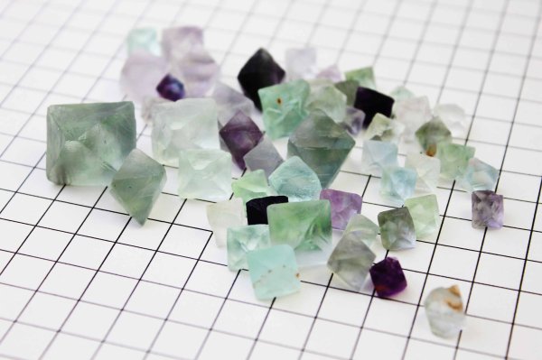 画像3: 八面体 フローライト 100gパック 約5mmから25mm  品番: 10723 (3)