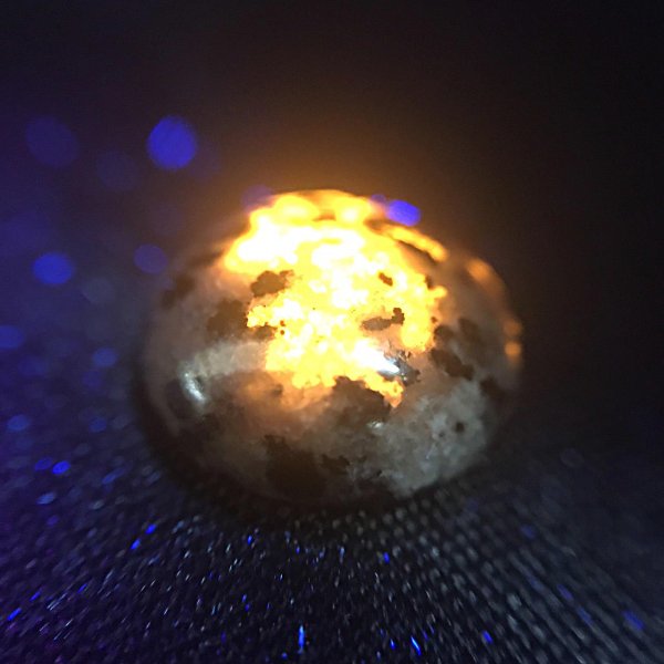 画像2: 【高蛍光!】ルース ユーパーライト カボション 約1cm  品番: 10851 (2)