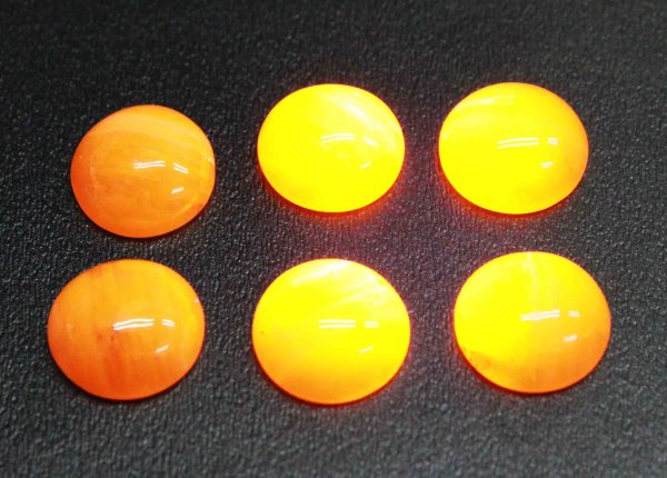 画像2: 【日本銘石】ルース 北海道産蛍光オレンジオパール カボション 約1cm 品番: 10865 (2)