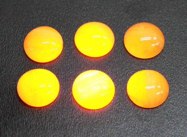 画像3: 【日本銘石】ルース 北海道産蛍光オレンジオパール カボション 約1cm 品番: 10865 (3)