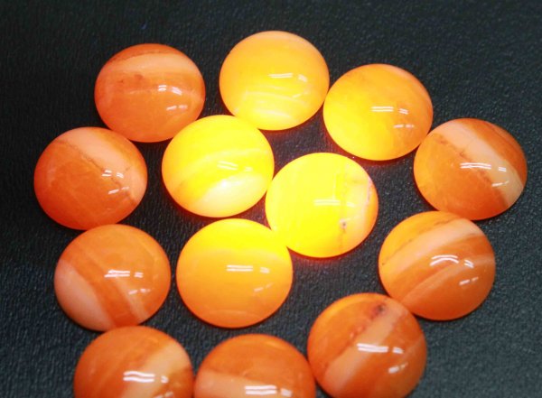 画像2: 【日本銘石】ルース 北海道産蛍光オレンジオパール ラインあり カボション 約1cm 品番: 10864 (2)
