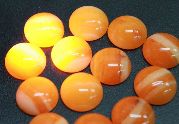 画像3: 【日本銘石】ルース 北海道産蛍光オレンジオパール ラインあり カボション 約1cm 品番: 10864 (3)