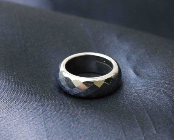画像2: テラヘルツ リング 指輪 表面カット加工 ユニセックスデザイン 約7〜8号  品番: 10871 (2)