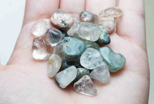 画像2: さざれ ストーンチップ ガーデンクォーツミックス 中粒 1kgパック  品番: 11707 (2)