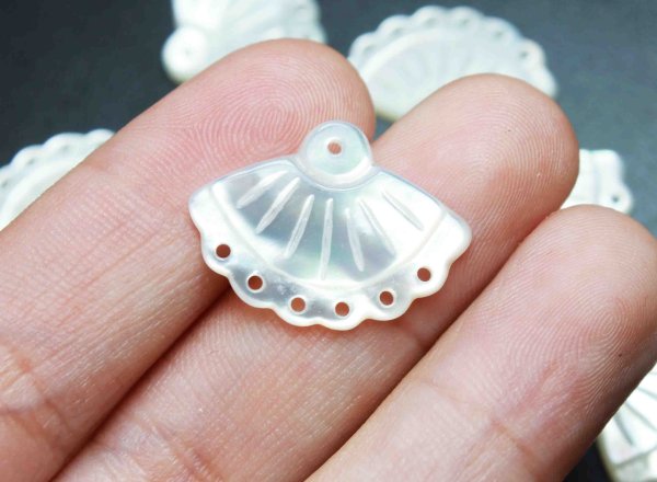 画像4: マザーオブパール 白蝶貝 扇 レース 彫刻 パーツ 1個 品番: 11829 (4)