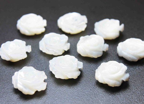 画像2: マザーオブパール 白蝶貝 花 フラワー バラ 彫刻 パーツ 通し穴あり 1個 品番: 11830 (2)