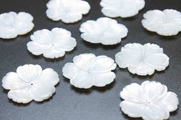 画像2: マザーオブパール 白蝶貝 花 フラワー 桜 彫刻 パーツ 1個 品番: 11831 (2)