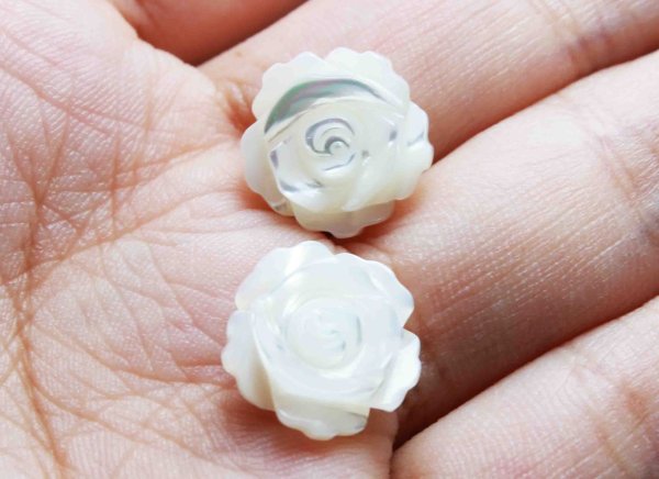 画像3: マザーオブパール 白蝶貝 花 フラワー バラ 彫刻 パーツ 通し穴あり 1個 品番: 11830 (3)