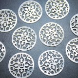 ホワイトシェル（白蝶貝） 聖母マリアの彫刻入り 穴なしオーバル