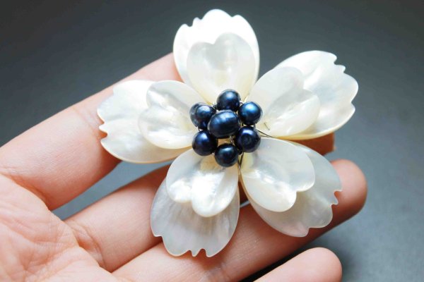 画像2: マザーオブパール 白蝶貝 フラワー 花 デザインブローチ A 品番:11899 (2)