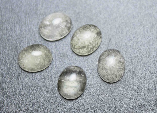 画像2: ルース リビアングラス カボション オーバル 小サイズ 約10から8mm  品番: 11911 (2)