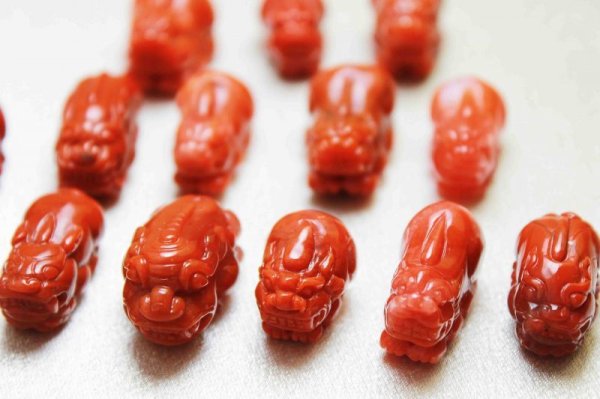 画像2: 彫物 ヒキュウ彫り 穴なし 南紅メノウ 18から22mm  品番: 11018 (2)
