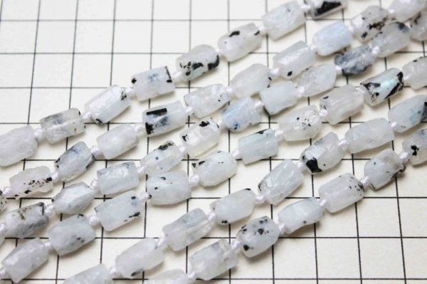 画像5: 連 ムーンストーン 原石風 ラフスクエア型 約8mmから10mm 品番: 8274 (5)
