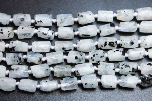 画像3: 連 ムーンストーン 原石風 ラフスクエア型 約8mmから10mm 品番: 8274 (3)