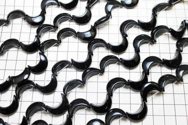 画像4: 連 オニキス 変形 ムーン 三日月 15mm×20mm  品番: 10255 (4)