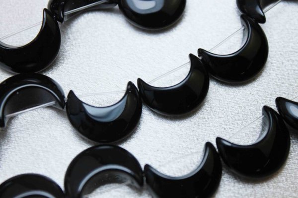 画像2: 連 オニキス 変形 ムーン 三日月 15mm×20mm  品番: 10255 (2)