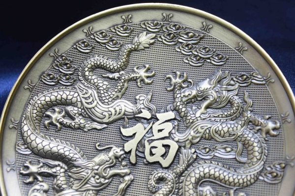 画像2: 置物 彫り物 お香受け皿 さざれ皿 真鍮製 双龍 約10cm 品番: 10169 (2)